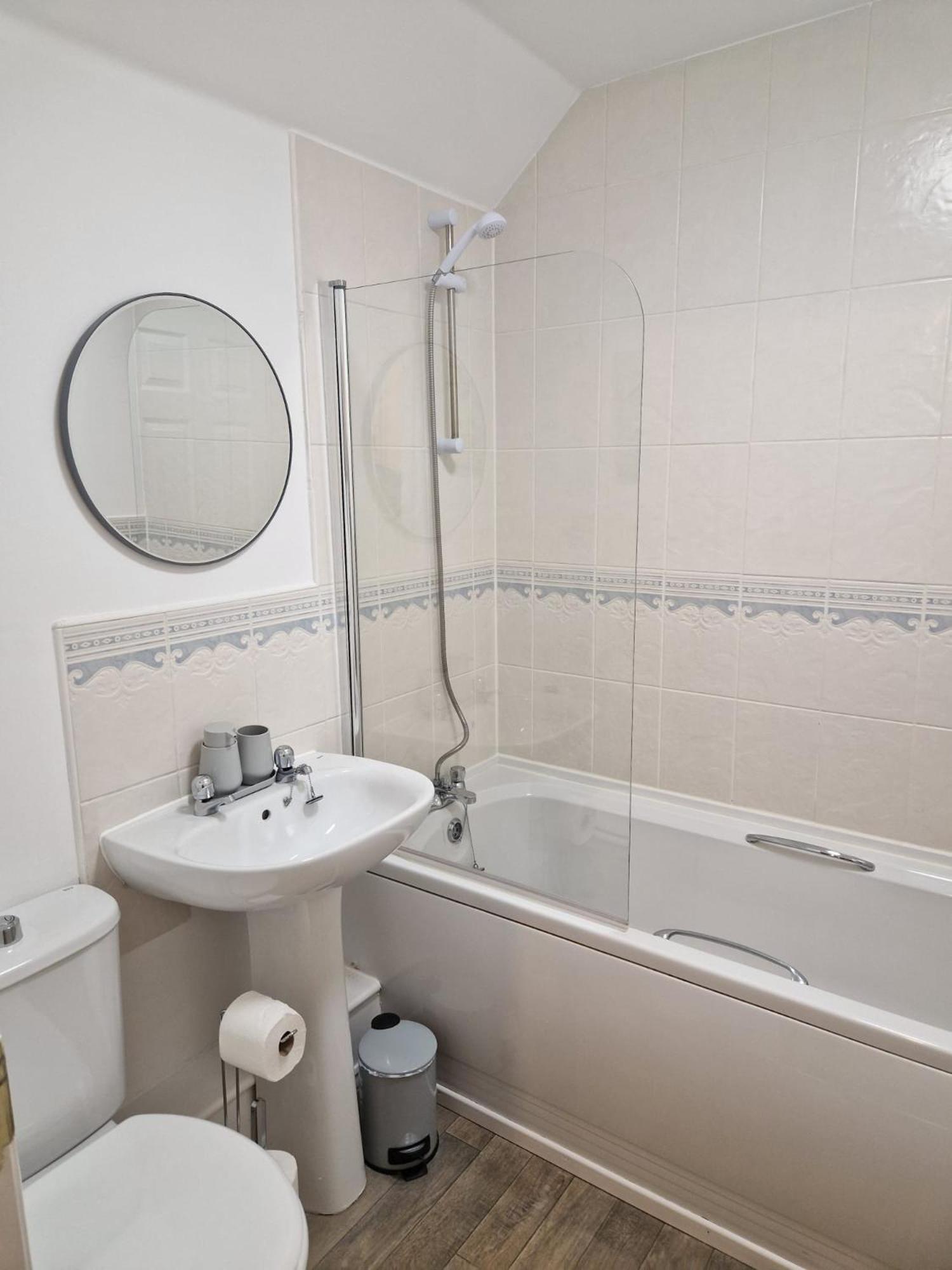 Hereford - Mayflower Coach House, Modern 2 Bedroom Property With Parking, Located South Of Hereford City, Suitable For Small Family, Couple Or Contractors - Sleeps Up To 5 Guests - Hosted By Rentmyhouse Eksteriør bilde